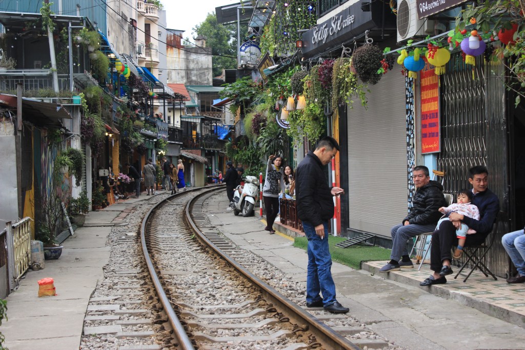 Voie ferrée d'Hanoï frolant les habitations
