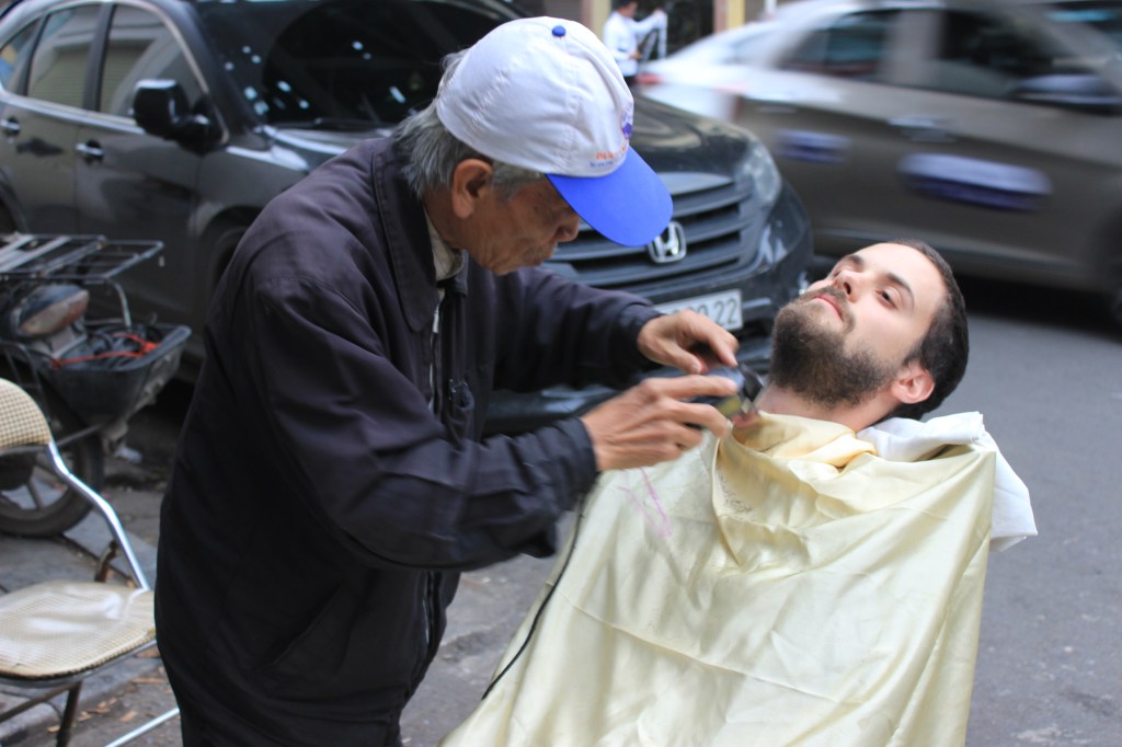 barbier des rues d'Hanoï